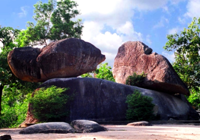 Hòn Trống Mái
